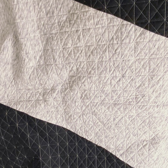 Blk & Wht Quilt - Picture 1 of 7